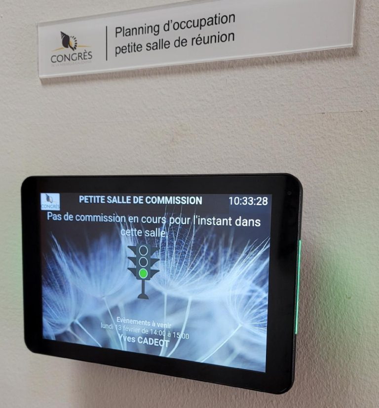 Écran tactile Philips utilisé pour l'affichage de l'agenda de la salle de réunion