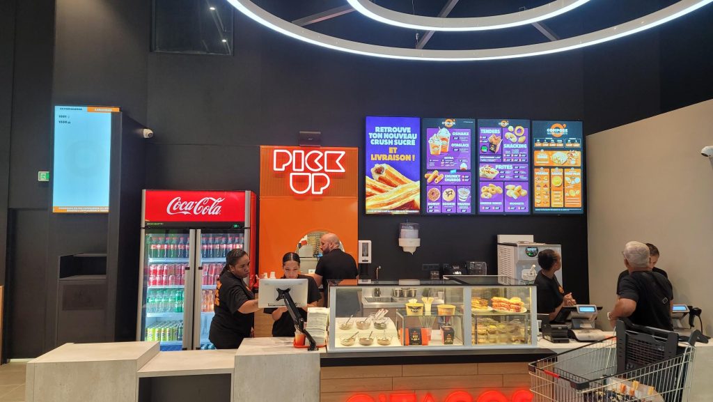 Écran Philips PRO 55'' en mode portrait chez O'Tacos, Dumbea Mall