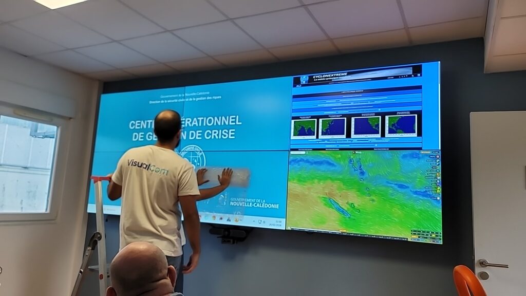 Mur vidéo 2x3 écrans Philips PRO installé pour la DSCGR