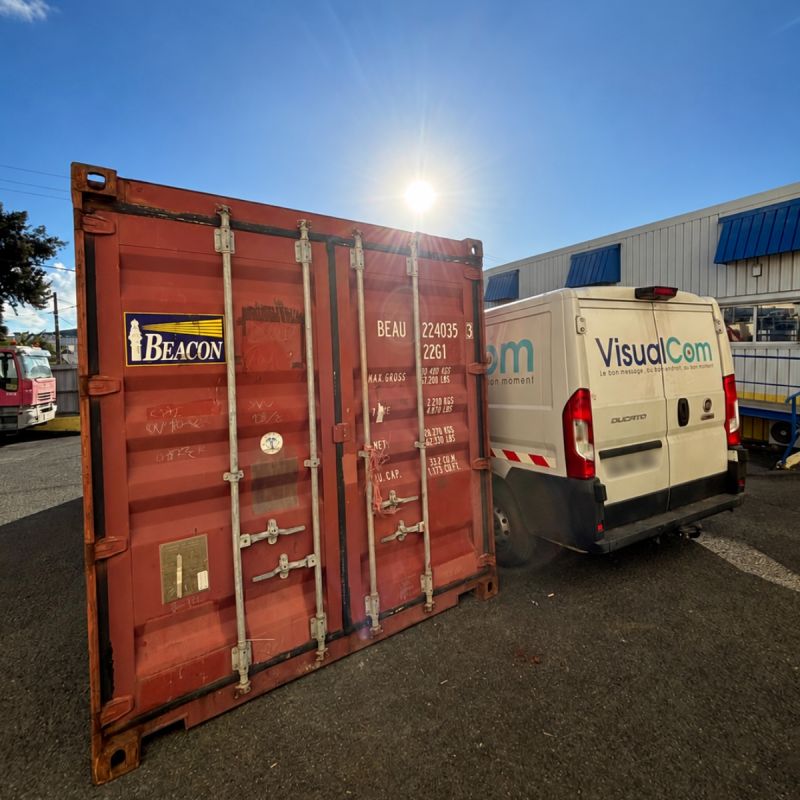 Conteneur 20 pieds et utilitaire VisualCom lors du dépotage des écrans professionnels Philips à Nouméa