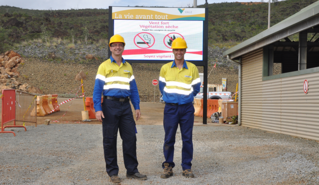 Grand panneau LED extérieur Prony Resources affichant un message de sécurité