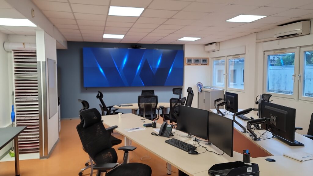 Overview of the DSCGR crisis management room with the VuWall video wall