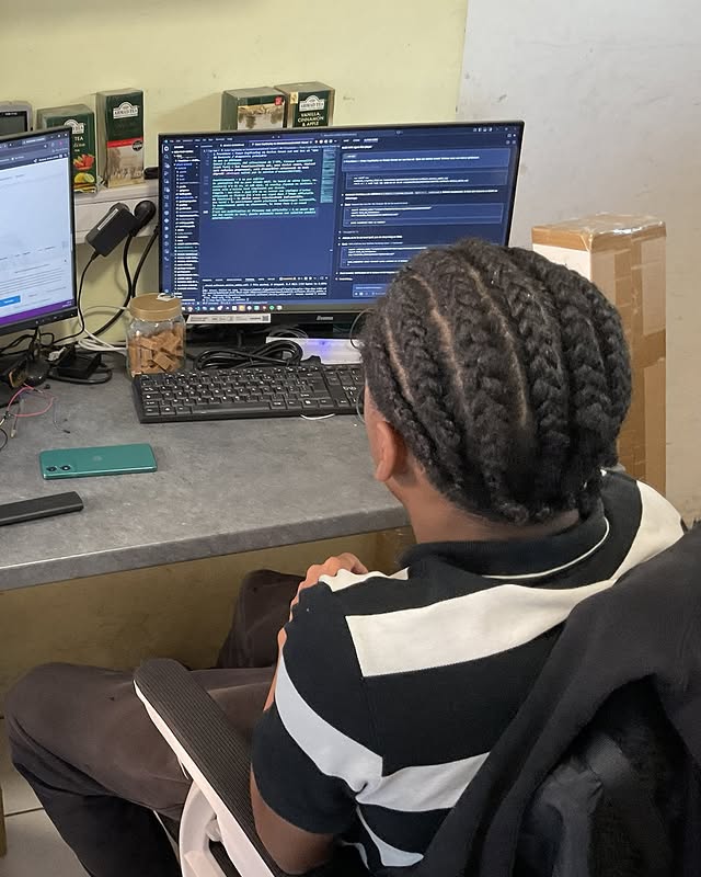 Jeune du Multi'Cap Vill'Âge Jeunes travaillant sur un poste de développement web chez VisualCom