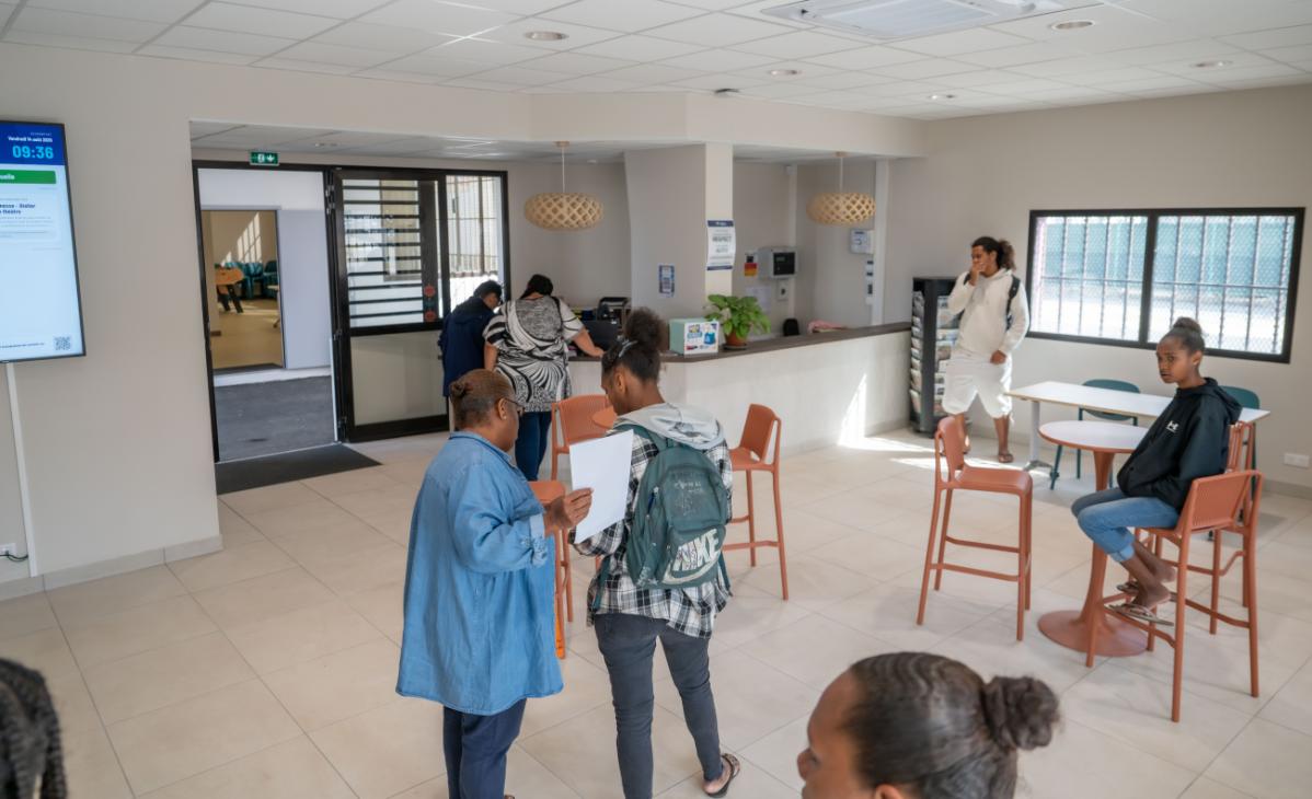 Espace d’accueil intérieur du Pôle Jeunesse de Nouméa