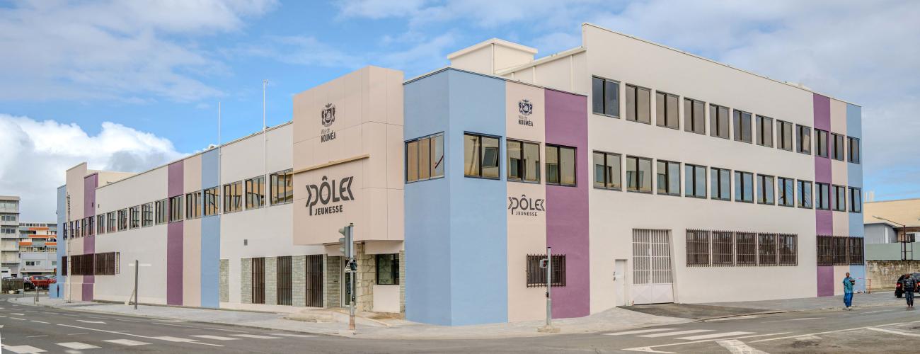 Façade du Pôle Jeunesse de la Ville de Nouméa, rue du Général-Gallieni