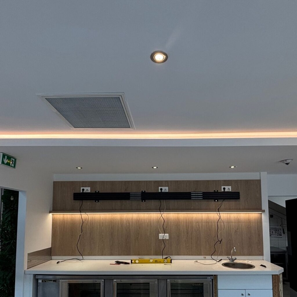 Comptoir bar et cuisine de l'espace Food & Bar Kalolo à l'aéroport de la Tontouta