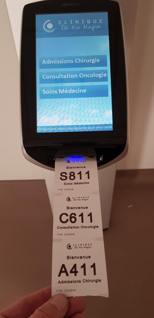 Borne de prise de ticket Qmatic à la Clinique Île Nou Magnin