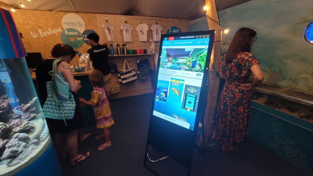 Totem tactile Philips à la boutique de l'Aquarium des Lagons