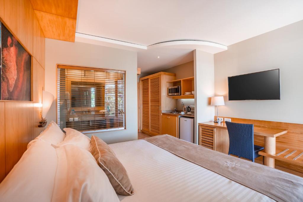 Téléviseur Philips installé dans une chambre de l'Hôtel Le Lagon