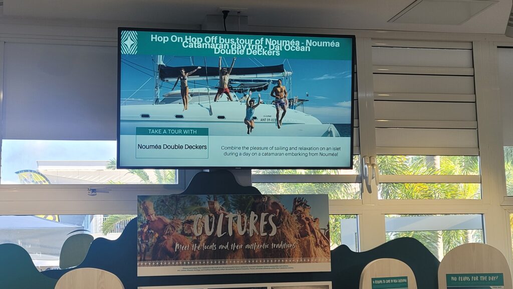 Écran d'affichage dynamique installé pour Nouvelle-Calédonie Tourisme à la Gare Maritime de Nouméa