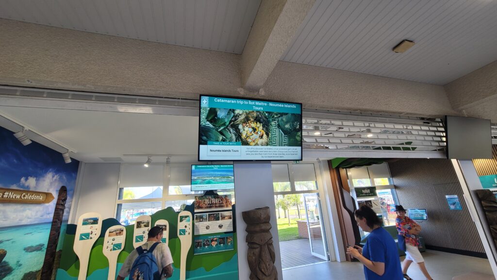 Écran d'affichage dynamique installé pour Nouvelle-Calédonie Tourisme à la Gare Maritime de Nouméa